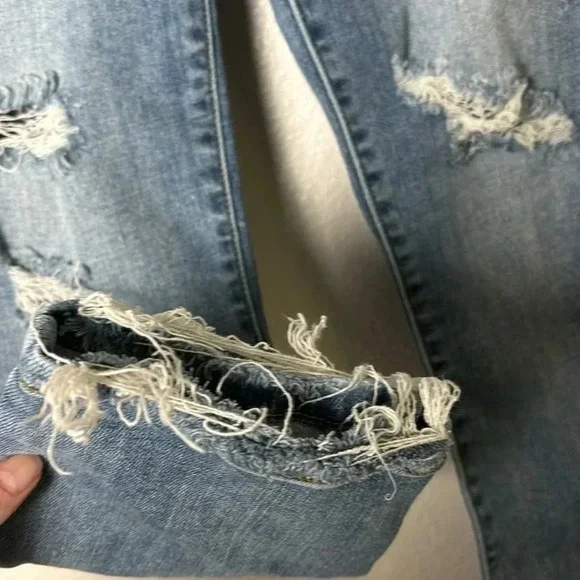 Judy Blue Capri Fit Light Wash Distressed Denim - Picture 6 of 11